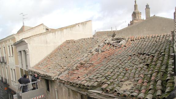 Operarios municipales trabajando en un canalón en la calle de Zapateros. MURIEL