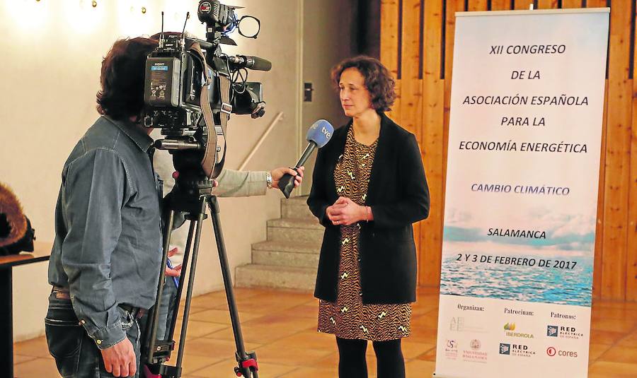 La directora general de la Oficina Española de Cambio Climático, Valvanera Ulargui Aparicio atiende a los medios. 