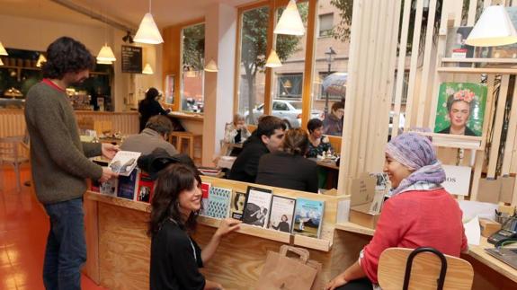 Guillermo, Arantxa y Karima, en La Otra librería cafetería.