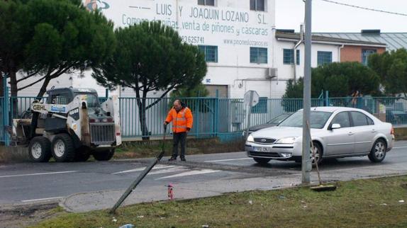 Los operarios realizan los trabajos de rebaje.