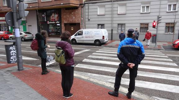 La Policía empieza a multar a los peatones que cruzan mal la calle