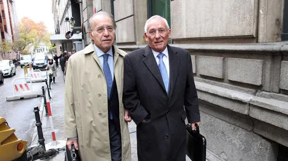Atilano Soto acude a una comparecencia judicial acompañado de su abogado, Luis Rodríguez Ramos.