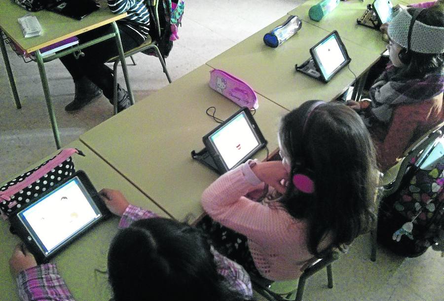 Alumnos de colegio Castilla y León de Aguilar, haciendo uso de las TICen las aulas.