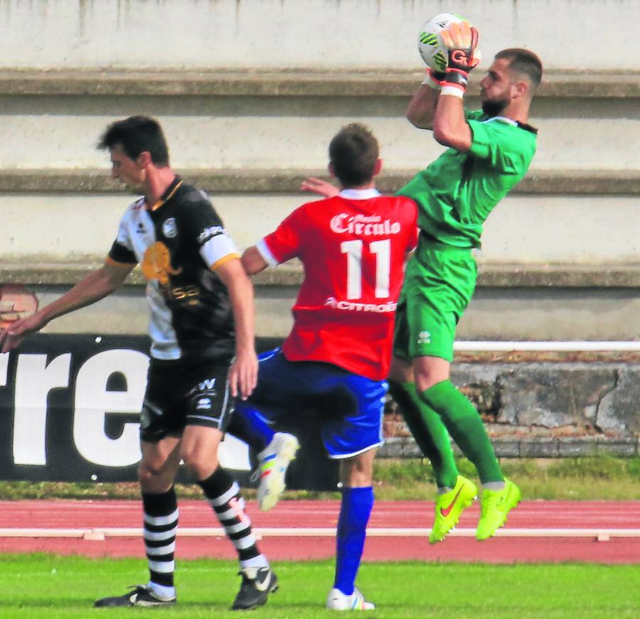 Javi Díaz atrapa un balón durante el partido de la primera vuelta ante el Uxama en Las Pistas.