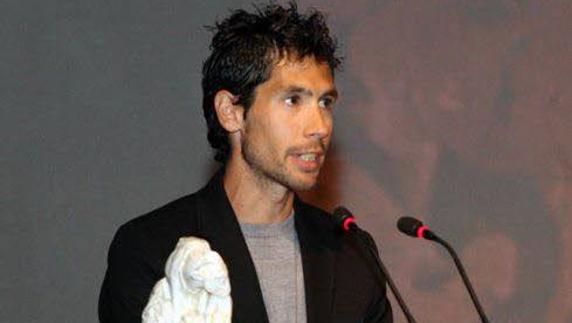 Javi Guerra, recogiendo un premio.