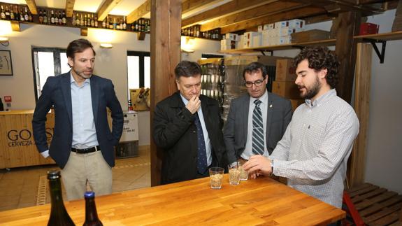 Francisco Vázquez (segundo por la izquierda) y Jaime Pérez escuchan las explicaciones sobre el proceso de elaboración. El Norte