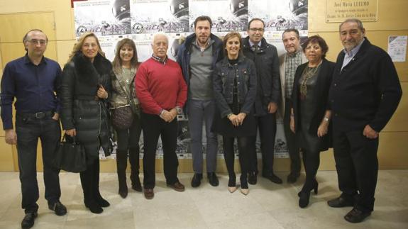 El alcalde y el vicepresidente de la Diputación posan con miembros del Club Turismoto.