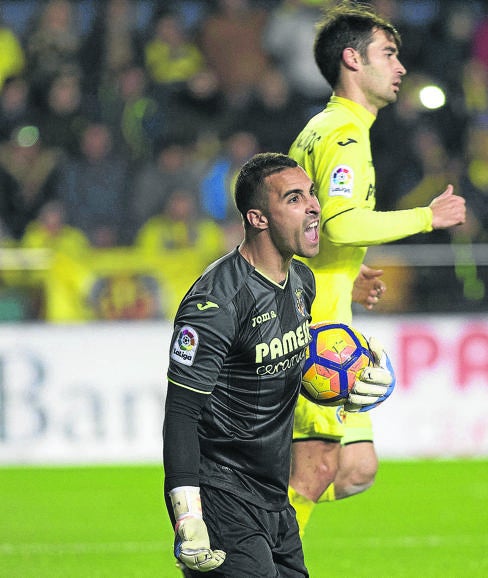 Sergio Asenjo, en una parada ante el Barcelona.