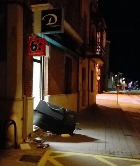 Arrancan un cajero pero lo abandonan porque no cabe en su coche