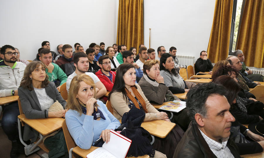 Alumnos y profesores, entre el público asistente a las jornadas de la FP. 