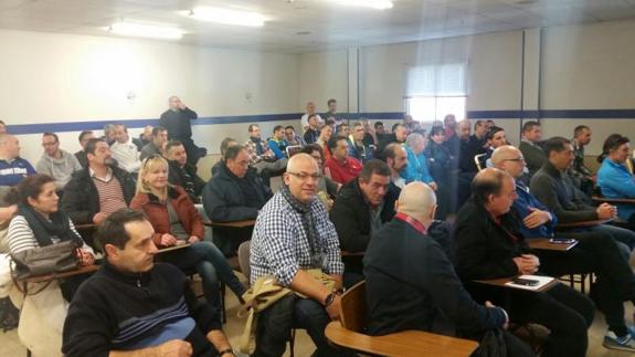 Un momento de la asamblea de trabajadores de Auvasa. EL NORTE