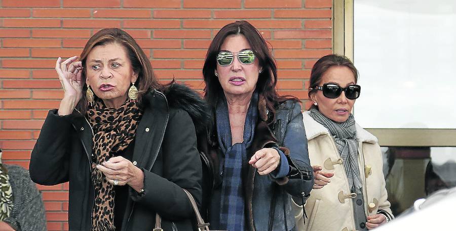 Marisa de Borbón, Carmen Martínez-Bordiú e Isabel Preysler, a su salida del tanatorio.