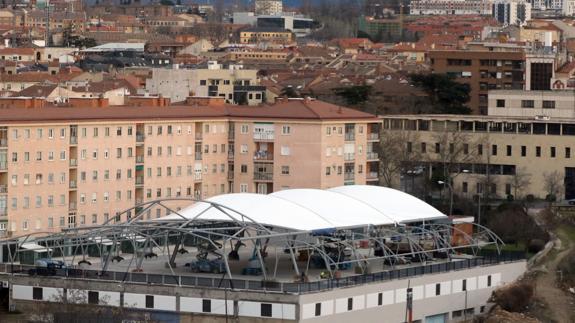 Estado actual del montaje de la carpa en la estación de autobuses. 