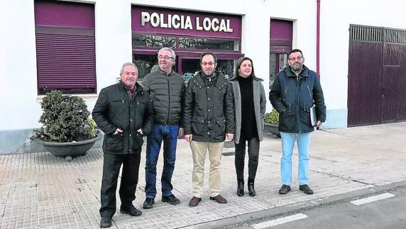 Los representantes del PP ante las dependencias de la Policía Local. 