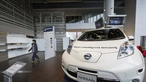 Vista del nuevo vehículo de conducción inteligente en la sala de exposiciones de la sede de la fabricante en Yokohama, sur de Tokio (Japón) hoy. 