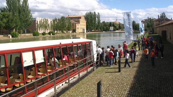 Un grupo de pasajeros desciende del barco en Medina de Rioseco.