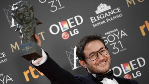 Carlos Santos, feliz tras ganar el goya al mejor actor revelación por su papel en 'El hombre de las mil caras'.