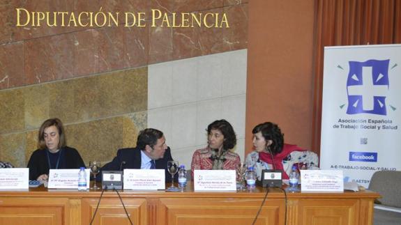 La presidenta de la Diputación de Palencia, Ángeles Armisén; el consejero de Sanidad, Antonio Sáez; la presidenta de la Asociación Española de Trabajo Social y Salud, Agustina Hervás; y la presidenta de la Sociedad Científica de Trabajo Social Sanitario en Castilla y León, Verónica Olmedo, clausuran la jornada.