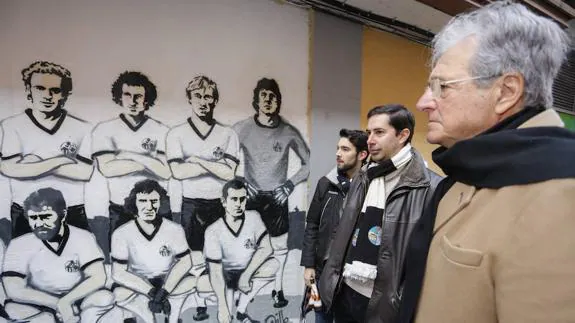 Jorge D'Alessandro observa detenidamente el mural inaugurado en el barrio del  Oeste de Salamanca. 