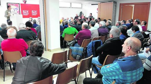 Fernando Pablos se dirige a los alcaldes en la sede del PSOE.