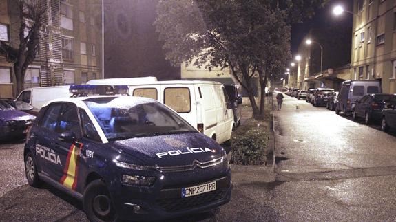 Un vehículo de la Policía Nacional, estacionado en la calle Maestro Salinas, en el barrio salmantino de San José. 