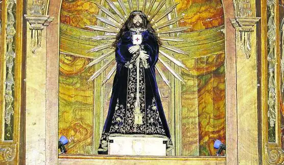 Jesús de Medinaceli, ayer, de nuevo en la hornacina de su altar en San Miguel