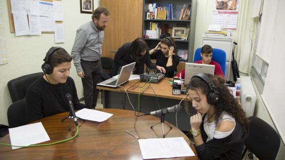 Daniel y Marina locutan el programa de radio, con Naiara y Miguel en la técnica.