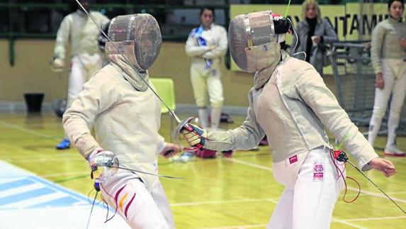 Dos participantes, durante una tirada en el pabellón Pedro Delgado.