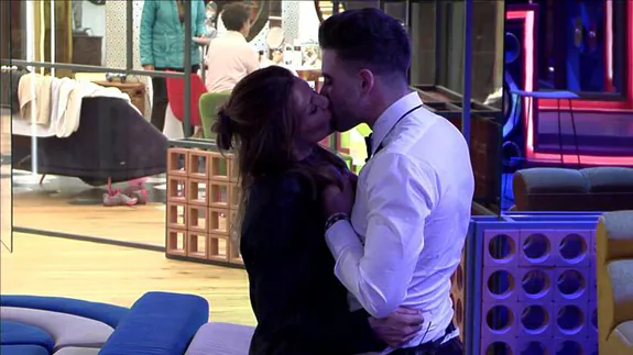Momento en el que Ivonne y Sergio se besan. 