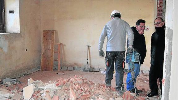 El obispo de Salamanca, atiende a las explicaciones durante su visita a las obras.