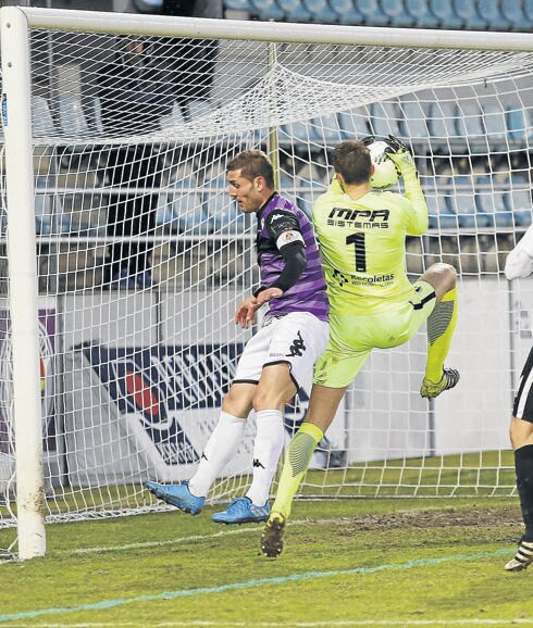 Diego Torres intenta rermatar un balón, el pasado domingo ante el Burgos.