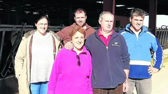 La familia Gala Merino, galardonada por su buen hacer en la granja que posee en Escalona. 