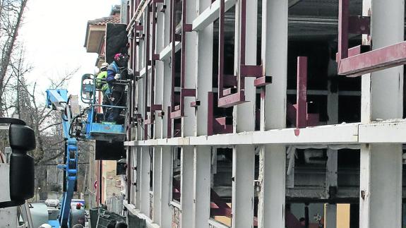 Grupo de operarios trabajan en una obra de la capital segoviana. 