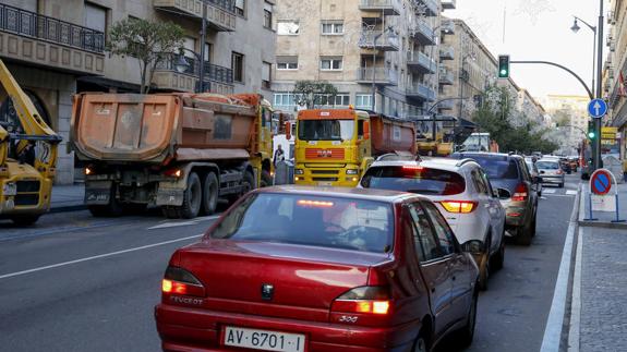 Colas en Gran Vía por las obras de asfaltado. 