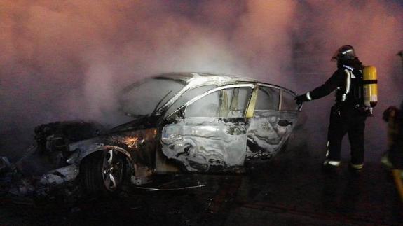 Uno de los vehículos quemados después de ser utilizado en los robos. 