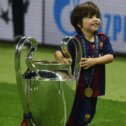 Milan Piqué con la Copa de Europa. 