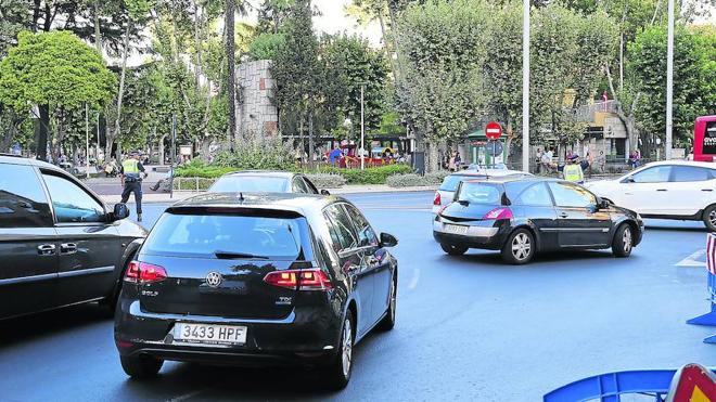 La glorieta de la plaza de España es uno de los puntos de la ciudad donde se producen más atascos. 