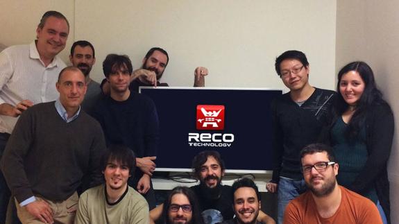 Paco Encinas (primero por la izquierda), consejero delegado de Reco Technology, junto al resto del equipo