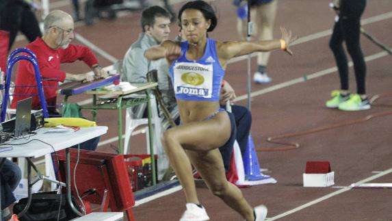 La atleta gallega  Ana  Peleteiro, en uno de sus saltos. 