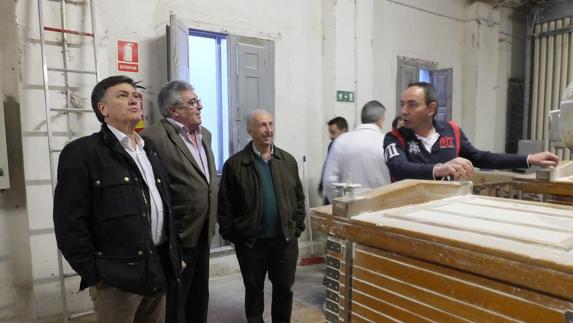 El presidente de la Diputación (derecha) observa las instalaciones. 
