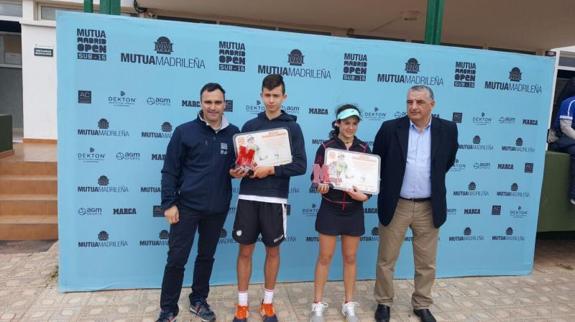 Mario González y Silvia Vargas, junto a Alberto Berasategui, director del Mutua Madrid Open sub-16 (izquierda), y el presidente del Club de Tenis Almería, José Juan Patón.