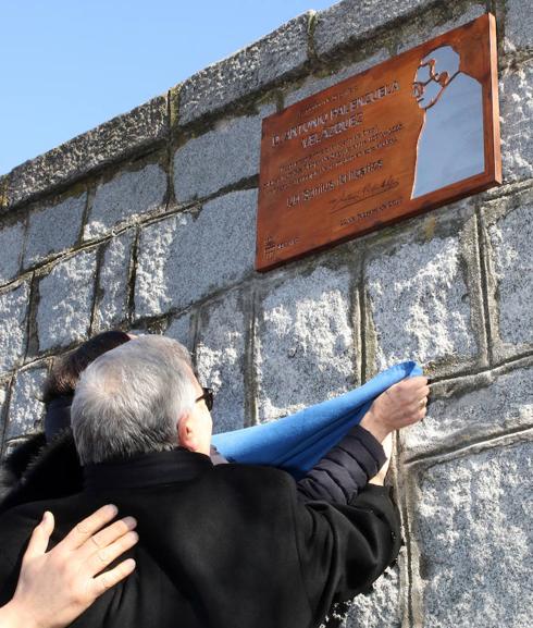 El obispo César Franco y la sobrina de Palenzuela descubren la placa.