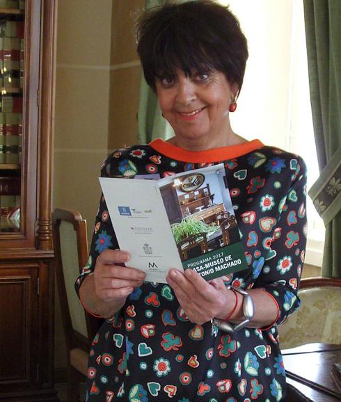 Claudia de Santos, concejala de Patrimonio Histórico y Turismo, con el nuevo folleto.