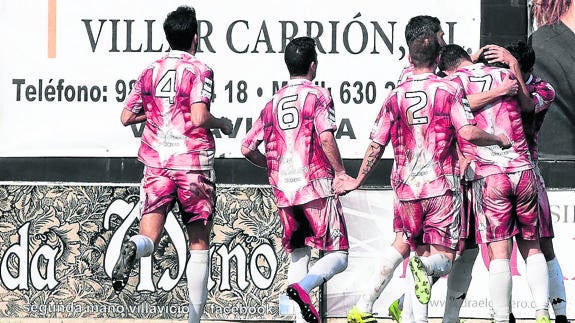 El Deportivo Palencia celebra el penalti anotado por Chuchi ante el Lealtad. 