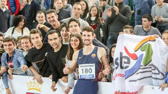 Álvaro de Arriba posa con familiares, amigos y miembros del Rincón Oeste tras proclamarse subcampeón de España de 800  metros en Salamanca el pasado domingo. 