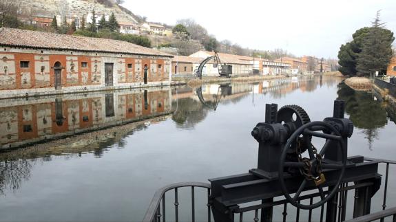 Dársena y naves del Canal de Castilla.