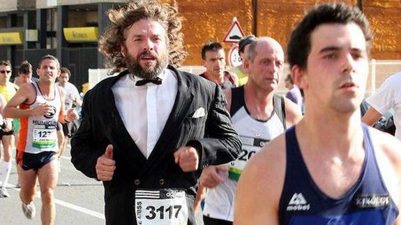 Carmelo de la Fuente corre con traje de etiqueta en una anterior prueba.