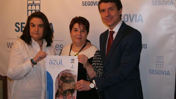 La presidenta de la Asociación Autismo Segovia, Susana Guri, la alcaldesa, Clara Luquero, y el concejal Andrés Torquemada presentan el cartel
