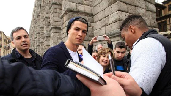 Ronaldo pasa bajo el Acueducto y entre la gente que le pedía un autógrafo y un selfie. 