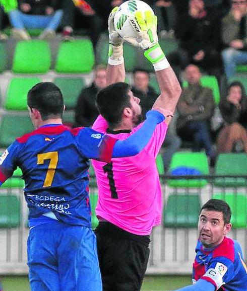 Javi Díaz atrapa un balón aéreo ante la Segoviana.
